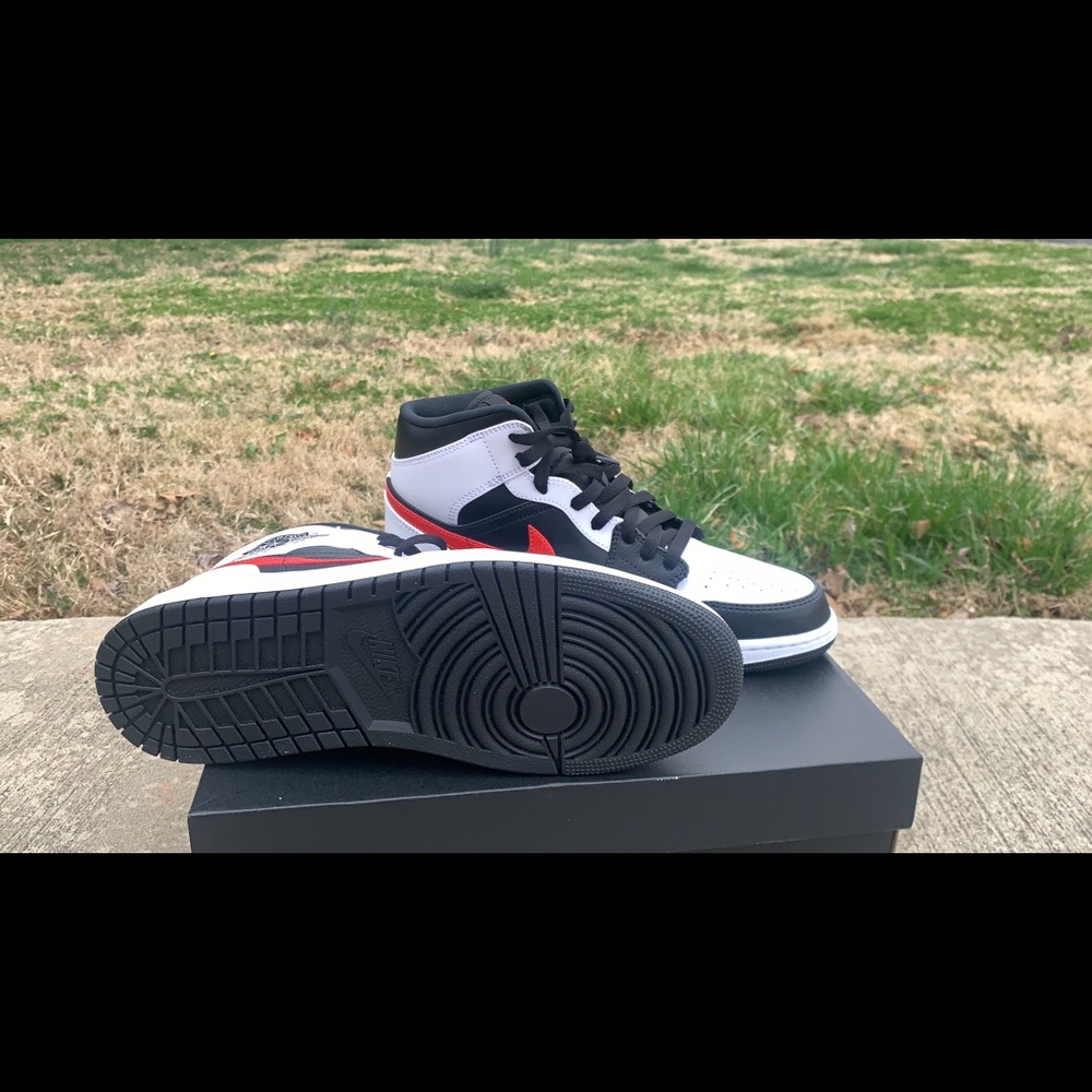 Jordan 1 mids - Picture 2 of 3